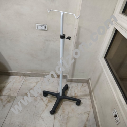 حامل محاليل بقاعدة بلاستيكية وبعجل